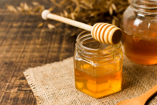 honey spoon on jar - Бананово-медовое печенье