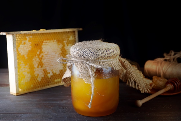 jar of liquid honey with honeycomb - Итальянский рождественский пирог "Панфорте"