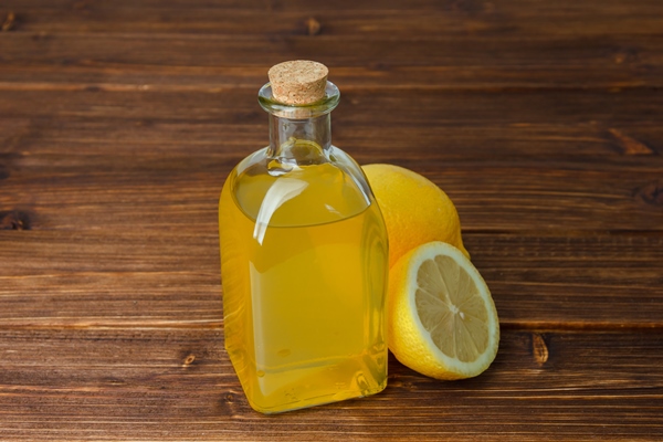 lemon juice and lemon with sliced lemon high angle view on a wooden surface copy space for - Салат из пекинской капусты с сухофруктами