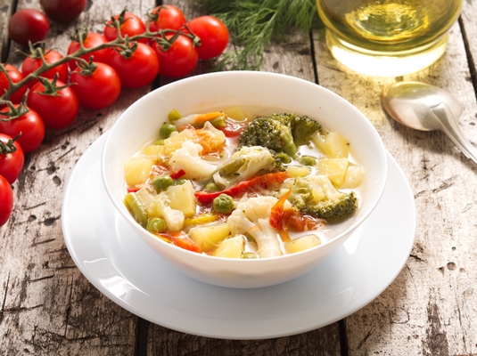 minestrone vegetable soup with tomato celery carrot zucchini broccoli - Минестроне, постный стол