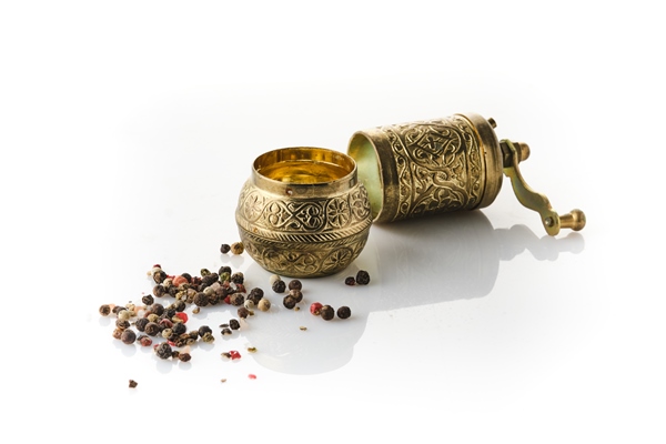 old brass spice grinder isolated on white - Печёный картофель с пряностями