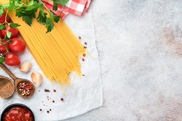 pasta background pasta spaghetti tomato ketchup sauce olive oil spices parsley and fresh tomatoes - Постные макароны с грибами