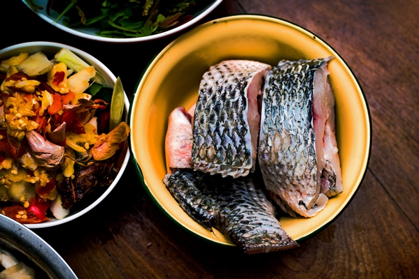 raw tilapia fish prepared for fish soup - Рыбный рассольник с фрикадельками