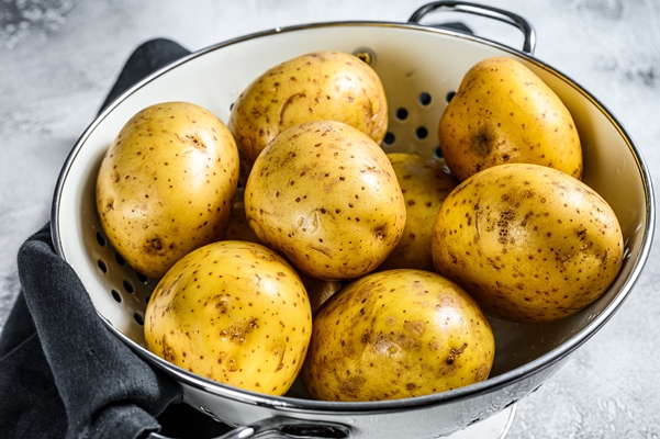 raw washed potatoes in a colander - Картофель, запечённый в фольге