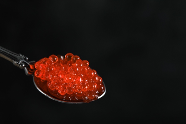red caviar in a metallic spoon - Тарталетки "Ёлочки"