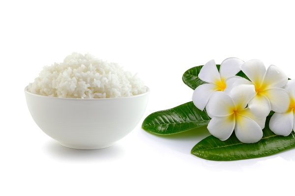 rice bowl glass water white background - Пряный рис с креветками, постный стол