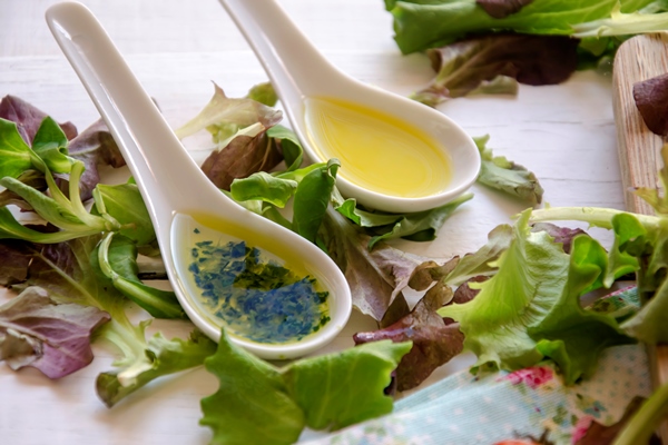 salad dressing of olive oil - Салат из капусты с грецкими орехами