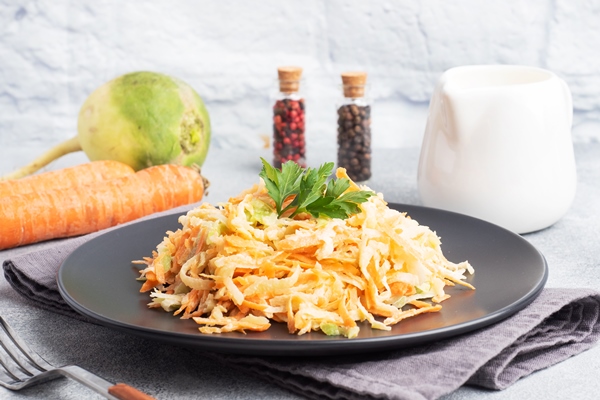 salad of fresh grated carrots and green radish with sauce 1 - Салат "Свежесть"