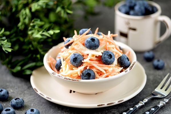 salad with apple carrot blueberry and yoghurt dressing - Основы сухоядения