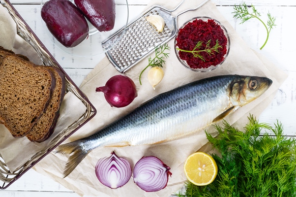 salted herring with boiled beet red onion garlic lemon dill and rye bread - Малосольная селёдка домашняя с луком