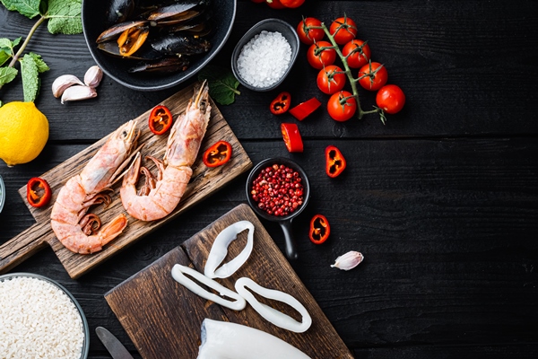 seafood for traditional spanish paella specialties on black wooden background flat lay with copy space - Постная паэлья