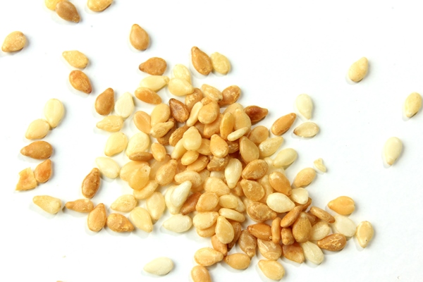 sesame seeds isolated on white background - Жареный редис