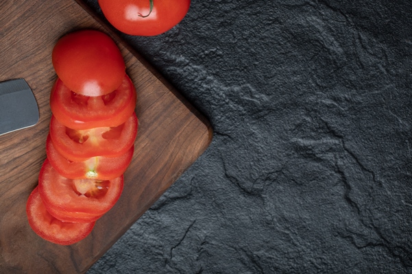 sliced appetizing tomato on cutting wood high quality photo - Икра овощная по-селянски
