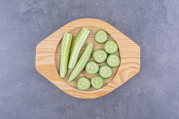 sliced chopped cucumbers wooden platter - Огурцы с мёдом