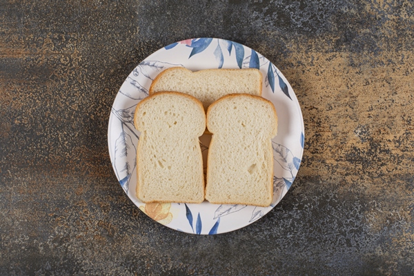 sliced toast bread on colorful plate - Канапе с креветками и огурцом