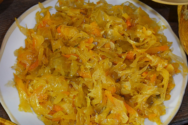 stewed cabbage with spices on a wooden table dish with cabbage braised stew cabbage - Пирог с капустой постный