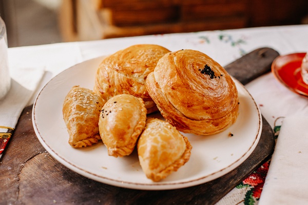 tasty pastries qoghal meat pastries inside white plate - Псковский пирог с грибами "сгибень"