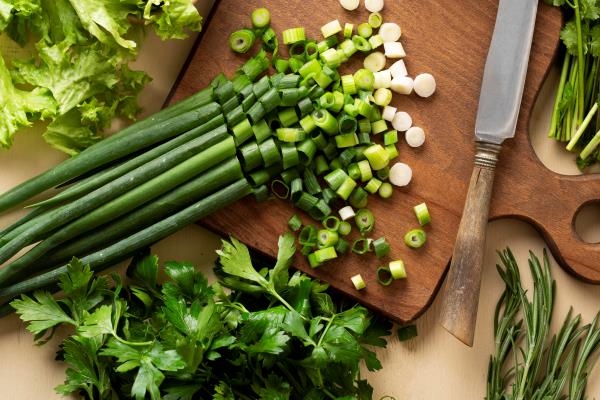 top view green vegetables assortment - Жареный редис