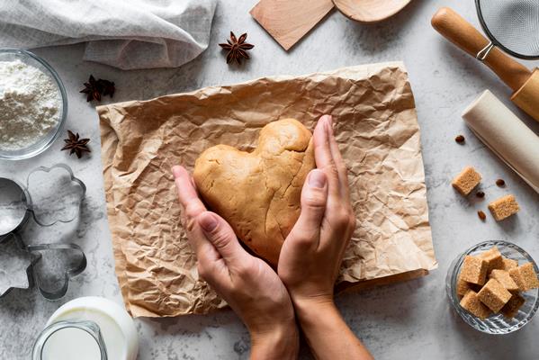 top view hands shaping dough in heart - Рождественское печенье "Шпитцбубен"