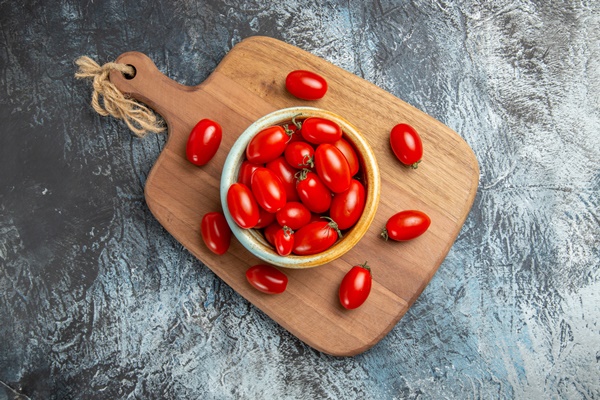top view red cherry tomatoes - Бутерброды с кешью-массой и помидорами черри