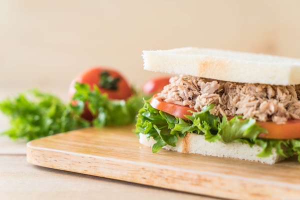 tuna sandwich on wood - Бутерброды с тунцом и томатом