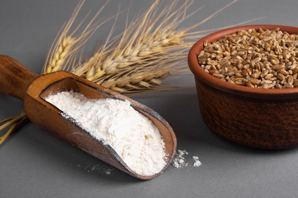 wheat ears wheat grains and wheat flour on the table - Овсяные постные оладьи