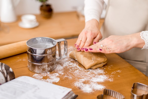 woman s hands roll the dough protection symbol heat comfort - Песочное печенье, постный стол