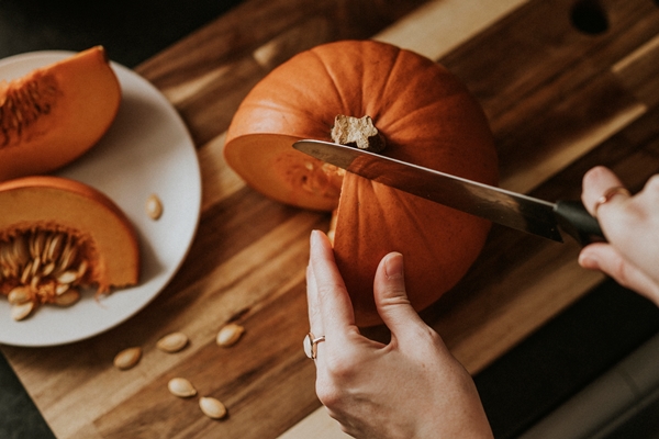 woman slicing pumpkin for thanksgiving dinner food photography - Тыква с яблоками и мёдом