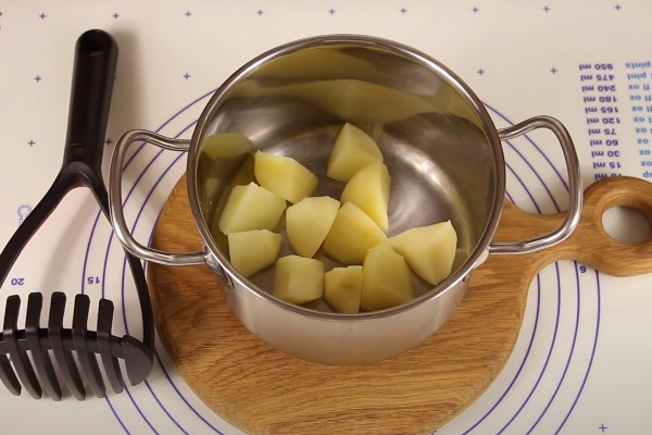 2022 08 11 001 - Постный луковый пирог на картофельном отваре (видео)