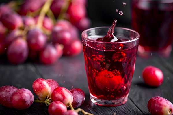 a glass of fresh grape juice grape juice canning - Безалкогольный глинтвейн на смеси соков
