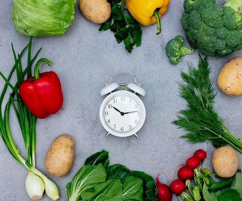 alarm clock and vagetables on table - Правила приготовления заправочных супов