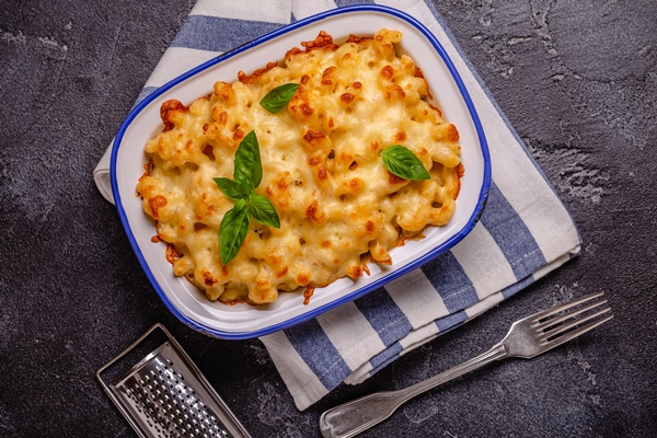 american mac and cheese macaroni pasta in cheesy sauce top view - Запеканка из макарон