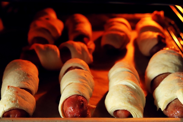baking sausages in dough closeup - Сосиски в слоёном тесте