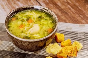bowl of chicken noodle soup with croutons - Лапша