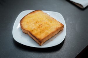 bread toast on white dish - Бульон с гренками