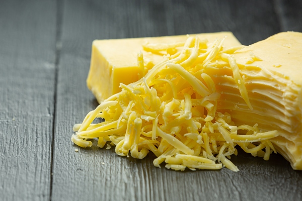 cheddar cheese on dark wooden surface - Киш с креветками и брокколи