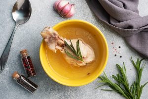 chicken broth and boiled chicken drumstick in a bowl - Куриный бульон