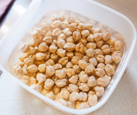 chickpeas left in water to soak - Правила приготовления заправочных супов