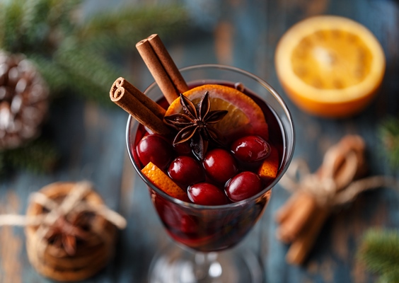 christmas hot mulled wine in a glass with spices citrus fruit and cranberry christmas atmosphere 1 - Безалкогольный вишнёво-ванильный глинтвейн