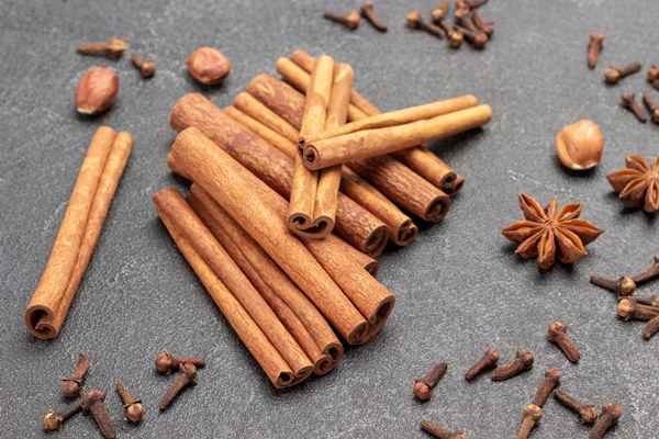 cinnamon sticks star anise cloves and nuts traditional christmas spices flat lay black background - Безалкогольный глинтвейн из гибискуса