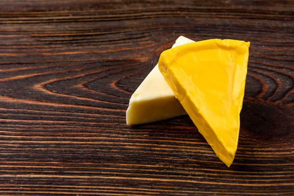 close up processed cheese in studio - Сырный суп с копчёностями