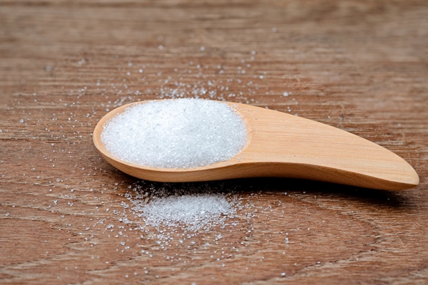 close up sugar in a wooden spoon on a wooden table - Безалкогольный глинтвейн на смеси соков