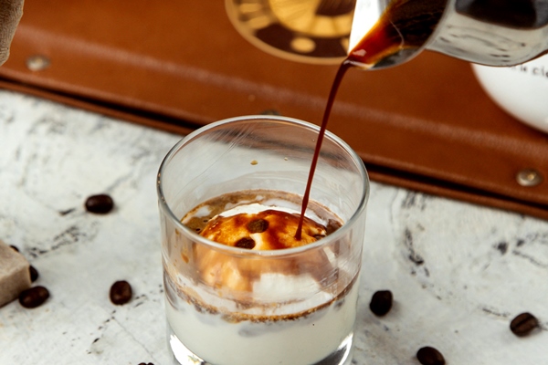 creamy drink topped with caramel syrup - Латте