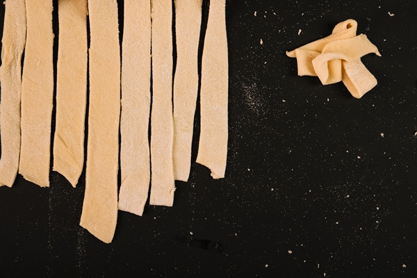 cut dough for pasta - Сосиски в слоёном тесте