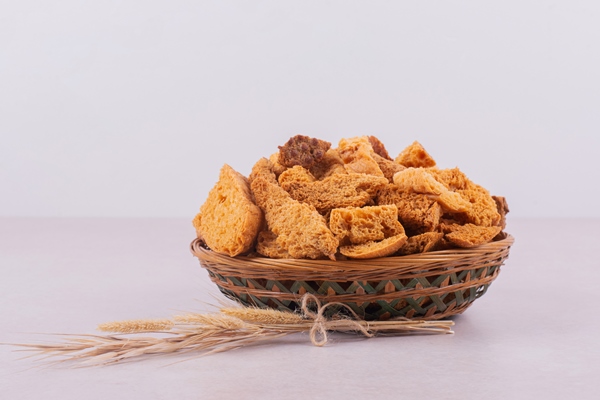 dried bread crumbs in bowl with wheat - Бульон с рисовым пудингом