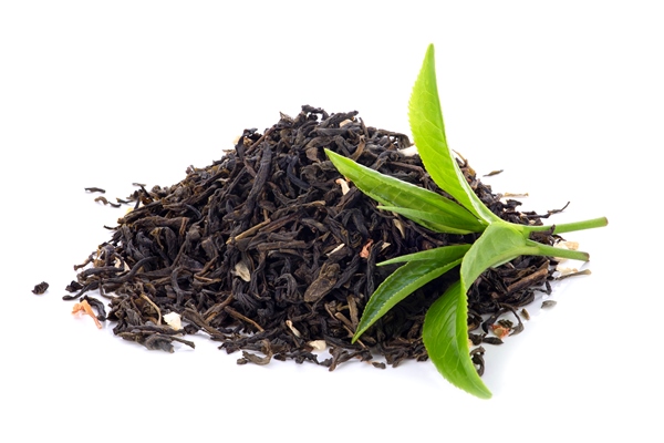 dried tea leaves isolated on white background - Чай латте