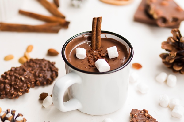 enameled mug of hot chocolate with cinnamon and marshmallows - Горячий шоколад по-мексикански