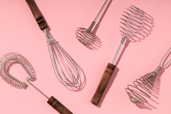 flat lay whisks with pink background - Латте