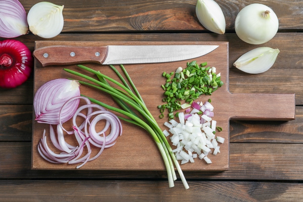 fresh cut onion on wooden board - Харчо