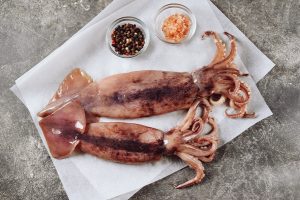 fresh raw whole squids - Запеканка с брокколи и кальмарами